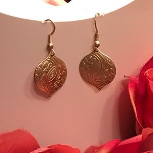 Short gold leaves earrings